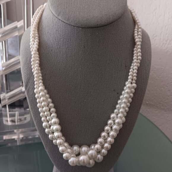VERA WANG Romantic White Pearl Triple Strand Layered Collar Necklace - Picture 2 of 6